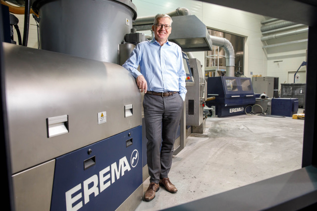 EREMA CEO Manfred Hackl in der Werkstatt neben Maschinen