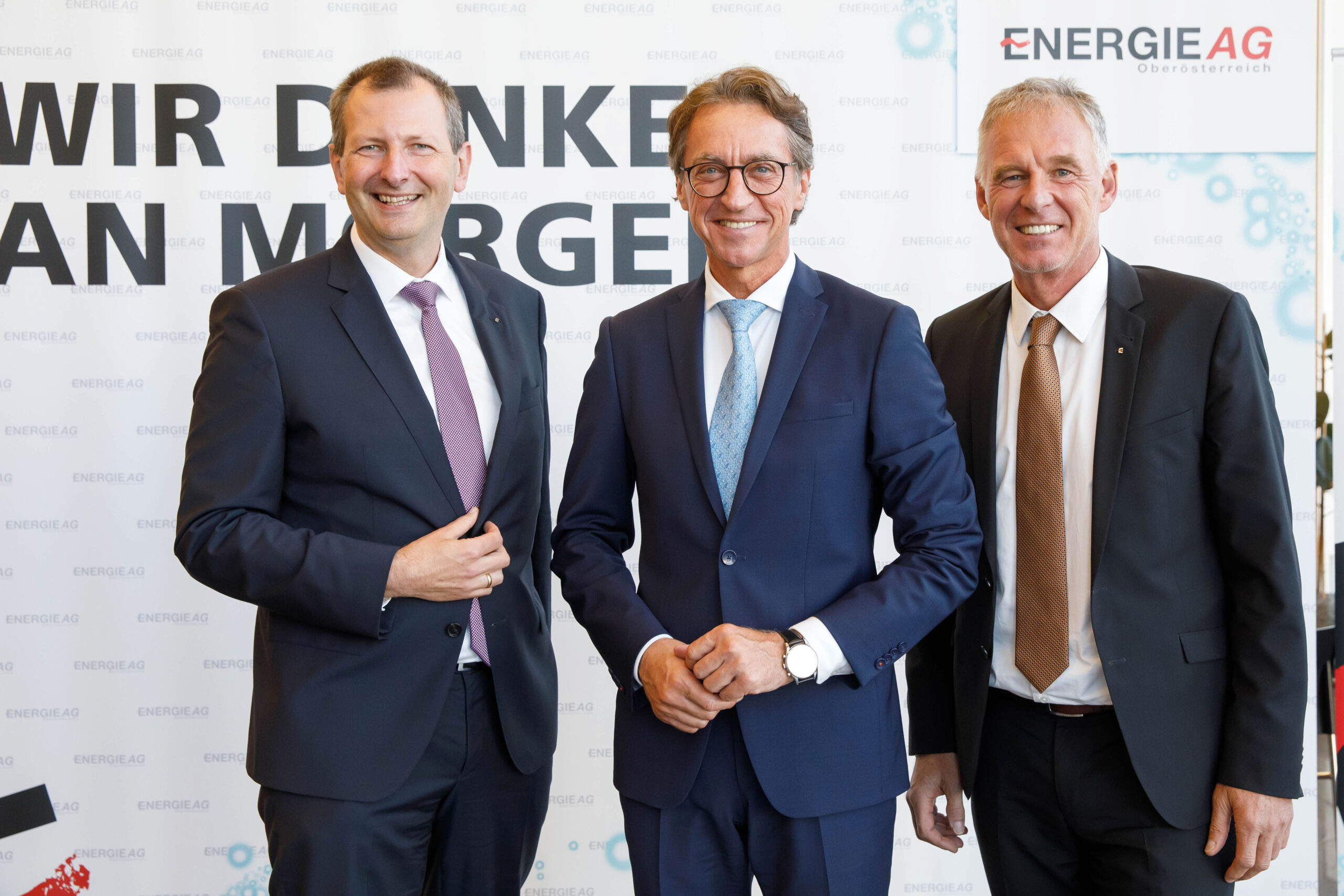 Vorstand Schitter, Kolar und Stallinger vor einem Banner der Energie AG