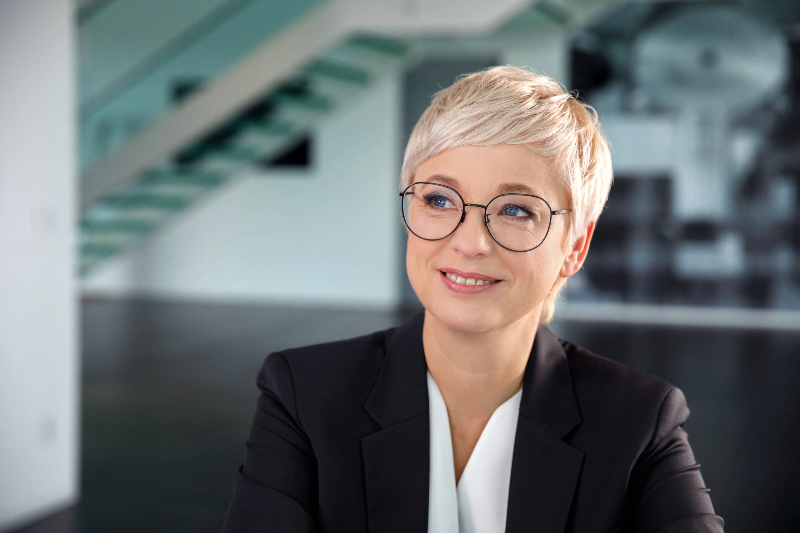 Präs. Doris Hummer für WK OÖ Präs. Doris Hummer in der Werkstatt hinter Edelstahl