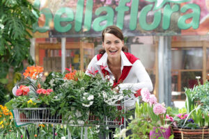 Frau mit Einkaufswagen voller Blumen im Bellaflora Linz