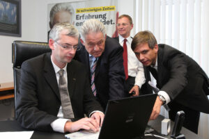 Pühringer, Strugl, Hattmansdorfer und Stelzer bei einer Besprechung im Büro