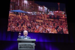 Josef Pühringer beim Wahlkampf 2009 vor dem Publikum am Linzer Hauptplatz