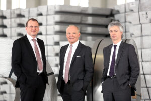 Vorstand 2015 der AMAG in der Produktionshalle