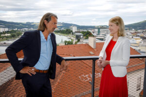 Christine Haberlander und Richard David Precht im Gespräch über den Dächern von Linz