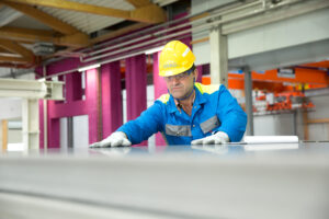 Feature von einem Arbeiter in der AMAG Produktionshalle