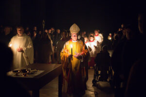 Auferstehungsmesse mit Bischof Manfred Scheuer im Linzer Dom beim Kerzen anzünden