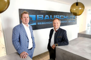 Die beiden Bauschutz-Geschäftsführer Michael Stadler und Klaus Kriechbaumer am Standort in Wels.