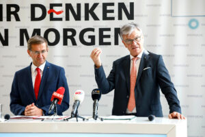 GD Steinecker und LR Achleitner bei einer Pressekonferenz der Energie AG