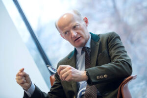 GD Oberbank Franz Gasselsberger gestikuliert im Interview