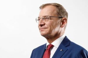 LH Thomas Stelzer im Profil vor einem weißen Hintergrund