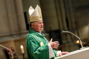Bischof Manfred Scheuer auf dem Altar im Linzer Dom