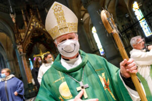 Bischof Manfred Scheuer zu COVID Zeiten mit Maske bei der Messe