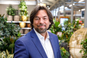 GF Franz Koll Bellaflora Linz vor Pflanzen
