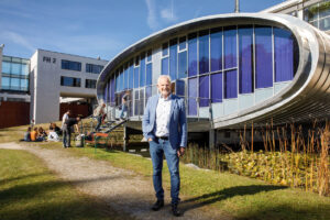 Prof. Bruno Buchberger vor der FH Hagenberg in der Sonne