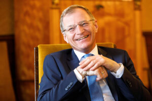LH Thomas Stelzer lachend im Interview
