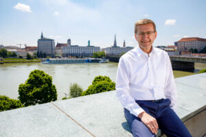 LR Markus Achleitner in der Natur mit der Donau im Hintergrund