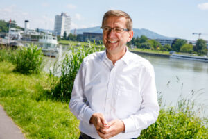LR Markus Achleitner in der Natur mit der Donau im Hintergrund