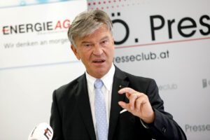 GD Werner Steinecker beim Gestikulieren bei einer Pressekonferenz