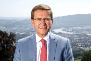 Portrait von Markus Achleitner mit Linz im Hintergrund