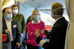 LH-Stv. Christine Haberlander bei einer Besprechung im Flugzeug mit Corona Masken