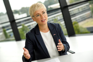 Doris Hummer im Interview vor einer Fensterfront