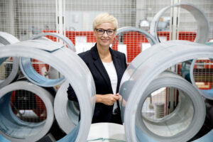 Präs. Doris Hummer in der Werkstatt hinter Edelstahl