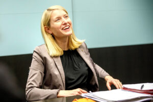 Christine Haberlander vor ihren Unterlagen während einem Interview