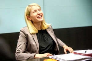 Christine Haberlander vor ihren Unterlagen während einem Interview