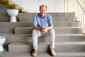 SMEC CEO Jan Radanitsch auf Stufen sitzend