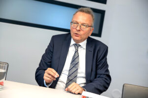 CEO Internorm Christian Klinger beim Interview in einem Büro