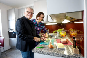 Klaus Luger und seine Frau beim Kochen