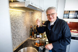 Klaus Luger in seiner Küche beim Zubereiten einer Mahlzeit