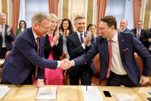 LH-Stv. Manfred Haimbuchner und LH Thomas Stelzer beim Hände schütteln im Landtag