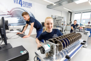 Lehrlinge bei der Arbeit für Eisenbeiss "Fit 4 Future"