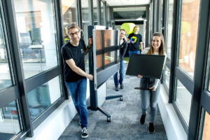 Arbeiter tragen Bildschirme bei Dynatrace