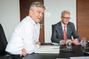 GD Steinecker und GF Dorninger im Gespräch in einem Büro