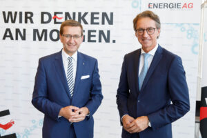 Schitter und Achleitner vor einem Banner bei einer Pressekonferenz