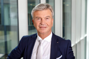 GD Werner Steinecker vor einer Fensterfront