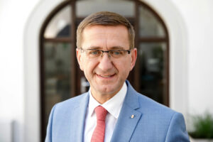 Portrait von Markus Achleitner vor einer Tür