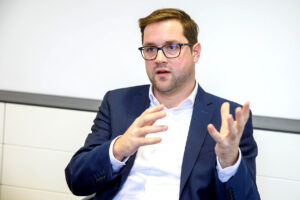 OÖVP LGF Florian Hiegelsberger gestikuliert im Gespräch