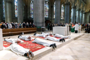Messe im Linzer Dom mit Bischof Manfred Scheuer und auf dem Boden liegende Menschen