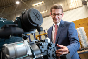 Markus Achleitner neben einer Maschine
