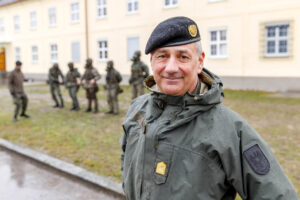 Brigadier Dieter Muhr im Regen stehend