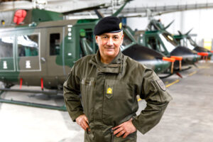 Brigadier Dieter Muhr mit Flugzeug im Hintergrund