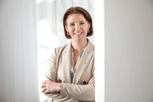 LR Michaela Langer-Weninger vor einem Fenster neben einer Säule