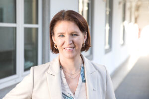 LR Michaela Langer-Weninger vor einer Fensterfront