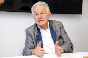 Josef Pühringer im Interview vor einem schwarzen Bildschirm