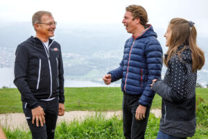 LH Thomas Stelzer im Gespräch mit Jugendliche in der Natur