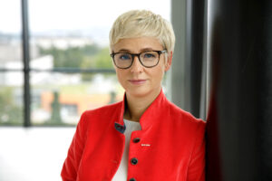 Doris Hummer mit rotem Blazer in ihrem Büro