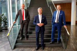 Energie AG Vorstand GD Steinecker, VD Kolar und VD Stallinger auf einer Stiege